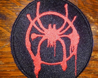 Naszywka haftowana z motywem pająka w kolorze czerwonym i czarnym, wersja 2