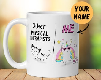 Puede incluir: Taza de cerámica blanca con un diseño humorístico. Un lado presenta una ilustración de gato con el texto "Other PHYSICAL THERAPISTS". El otro lado tiene un gato unicornio con gafas de sol, un arcoíris y el texto "ME" y "YOUR NAME."