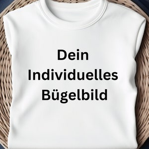 Könnte beinhalten: Weißes T-Shirt mit dem Text "Dein individuelles Bügelbild" in Schwarz gedruckt.