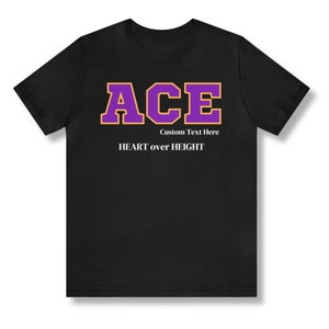 Puede incluir: Camiseta negra con un gráfico morado de "ACE" en una fuente universitaria. El texto "Custom Text Here" y "HEART over HEIGHT" están impresos en blanco debajo del gráfico.