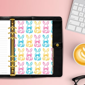 Könnte beinhalten: Eine weiße Keramik-Tasse mit schwarzem Henkel und dem Text "But First, Coffee" in fetter, schwarzer Schrift. Die Tasse steht vor einem verschwommenen Hintergrund, der eine gemütliche Umgebung suggeriert.