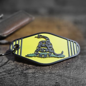 Don&#39;t Tread on Me Gadsden Flag Keychain - Patriotic Double-Sided Gift for Freedom Lovers!