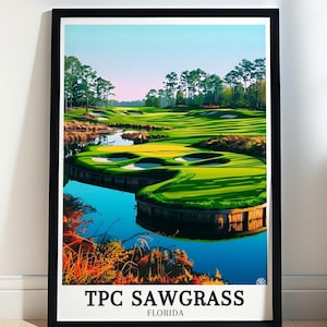 Può includere: Un poster incorniciato con una vista panoramica di un campo da golf con un lago e alberi. Il poster ha il testo "TPC Sawgrass, Florida" in basso.