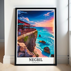 Op de afbeelding: Een ingelijste kunstdruk met een levendige kustscène. Het kunstwerk toont een restaurant op een klif met uitzicht op turquoise wateren en een zandstrand. De lucht gaat over van blauw naar oranje, met de tekst "NEGRIL JAMAICA" onderaan.