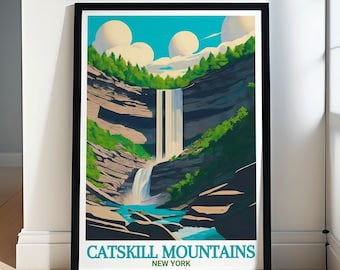 Puede incluir: Un diseño de póster de viaje vintage que presenta una cascada que cae por un acantilado rocoso en las montañas Catskill de Nueva York. El póster tiene un esquema de color azul, verde y marrón con un marco negro.