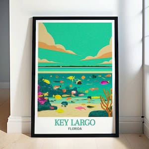 Könnte beinhalten: Eine farbenfrohe Illustration einer Strandszene mit dem Text "KEY LARGO FLORIDA". Die Illustration zeigt ein türkisfarbenes Meer mit einem Sandstrand und einem Korallenriff mit bunten Fischen.