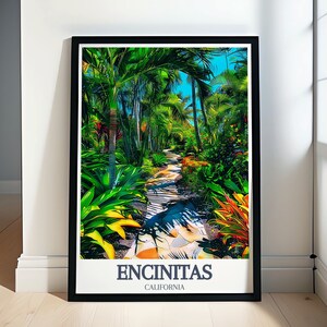 Könnte beinhalten: Ein gerahmter Druck einer tropischen Szene mit einem Weg durch üppiges Grün. Der Druck zeigt den Text "ENCINITAS KALIFORNIEN".
