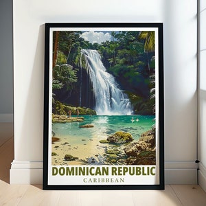 Może przedstawiać: Winietyczny plakat podróżniczy przedstawiający wodospad spadający do turkusowego basenu otoczonego bujną zielenią. Plakat jest oprawiony w czarną ramę i zawiera napis "DOMINICAN REPUBLIC CARIBBEAN" na dole.