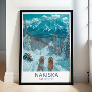 Pode incluir: Um pôster emoldurado com uma ilustração azul e branca de uma cena de montanha nevada com um resort de esqui em primeiro plano. O texto "NAKISKA SKI RESORT" está na parte inferior do pôster.