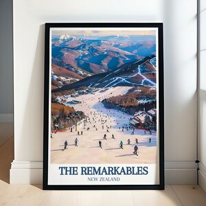 Peut inclure: Une affiche de voyage vintage représentant une vue panoramique de la chaîne de montagnes The Remarkables en Nouvelle-Zélande. L'affiche est encadrée de noir et présente un texte superposé bleu et blanc qui lit "THE REMARKABLES NEW ZEALAND".