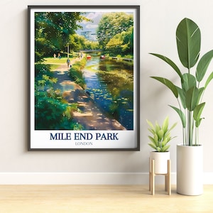Könnte beinhalten: Ein gerahmter Druck eines Aquarells, das einen Kanal im Mile End Park in London zeigt. Der Kanal ist von Bäumen und Grünflächen gesäumt, und Menschen gehen auf dem Weg entlang. Der Text "MILE END PARK LONDON" ist unten auf dem Druck gedruckt.