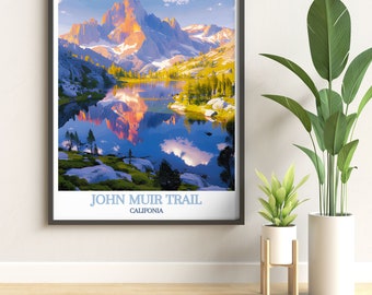 Può includere: Un poster incorniciato con una vista panoramica di un lago di montagna e una catena montuosa sullo sfondo. Il poster ha il testo "JOHN MUIR TRAIL CALIFORNIA" in basso.