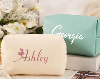 Nécessaire de maquiagem personalizada com nome, nécessaire para madrinhas, nécessaire de couro sintético personalizada, presentes para madrinhas, lembrancinhas para despedida de solteira.