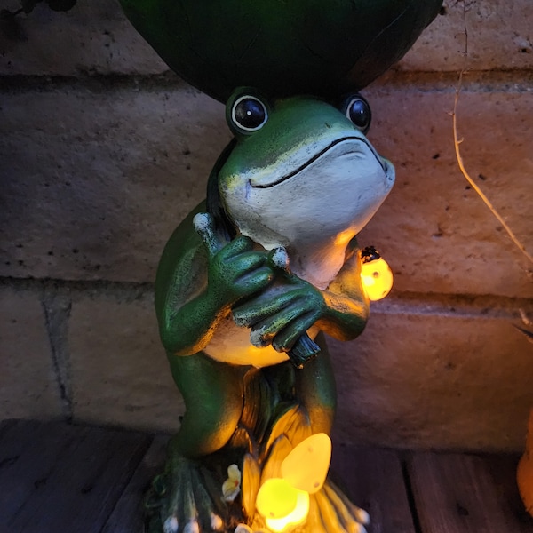 Solar Frog Statue With Lily Pad Rain Catcher, Garden Decoration, Yard Art