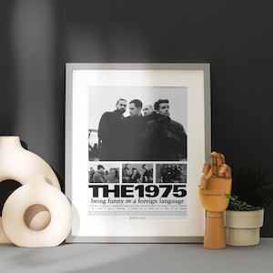 Può includere: Foto in bianco e nero di una band, The 1975, con il titolo dell'album "being funny in a foreign language" e l'etichetta discografica "Dirty Hit".