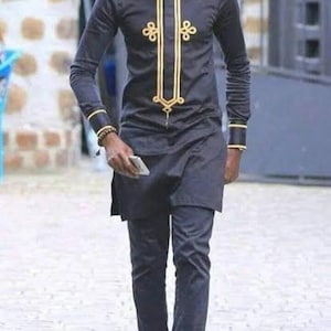 Camicia a maniche lunghe e pantaloni ricamati da uomo in nero e oro, abbigliamento africano