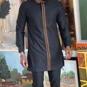 Camicia a maniche lunghe e pantaloni da uomo neri con ricami dorati, abbigliamento africano