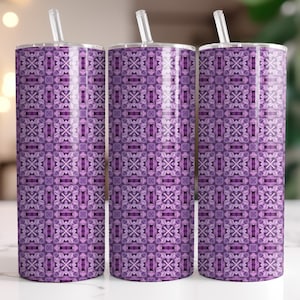 Könnte beinhalten: Drei hohe, zylindrische Becher mit Deckeln und Strohhalmen. Jeder Becher hat ein sich wiederholendes geometrisches Muster in Lilatönen. Das Muster umfasst Blumen- und quadratische Formen. Die Becher stehen auf einer weißen Oberfläche.