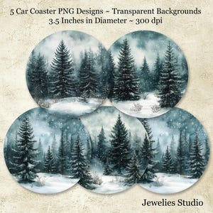 Peut inclure: Ensemble de cinq dessous de verre pour voiture avec une scène de forêt hivernale. Chaque dessous de verre présente une peinture à l'aquarelle d'arbres à feuilles persistantes couverts de neige. Les dessous de verre mesurent 8,89 cm de diamètre.