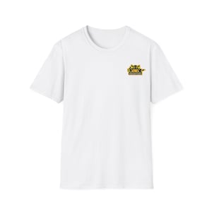 Könnte beinhalten: Weißes T-Shirt mit einem kleinen, gelben und schwarzen Grafik auf der linken Brust. Die Grafik zeigt eine stilisierte Sonne mit dem Text "KIND" und "RISE & KEEP RISING" darunter.