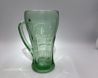 Taza vintage Libbey Coca-Cola de vidrio verde grueso con asa y relieve verde