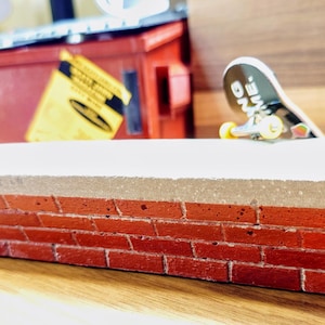 &quot;Ziegelfalle &quot;&quot;Ziegelstein&quot;&quot; Leiste aus Beton.&quot;