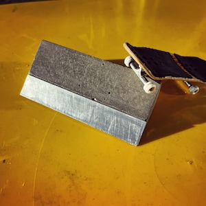 &quot;Beton &quot;&quot;Buddy Kicker&quot;&quot; Fingerboard-Rampe.&quot;