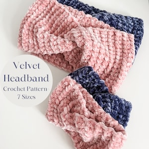 以下が含まれることがあります： ベルベットの糸で作った、ピンクとブルーの2つのクロシェのヘッドバンド。ヘッドバンドはねじれて結び目があります。白い円に「Velvet Headband Crochet Pattern - 7 Sizes」というテキストが書かれています。