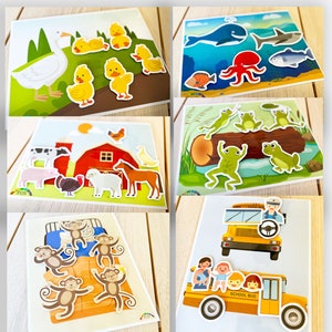 Op de afbeelding: Een set van 10 kleurrijke vilt speelmatten met verschillende thema's, waaronder boerderijdieren, zeeleven, jungledieren en een schoolbus. Elke mat heeft een verscheidenheid aan vilt uitsnijdingen die kunnen worden gebruikt voor fantasierijk spelen en leren.