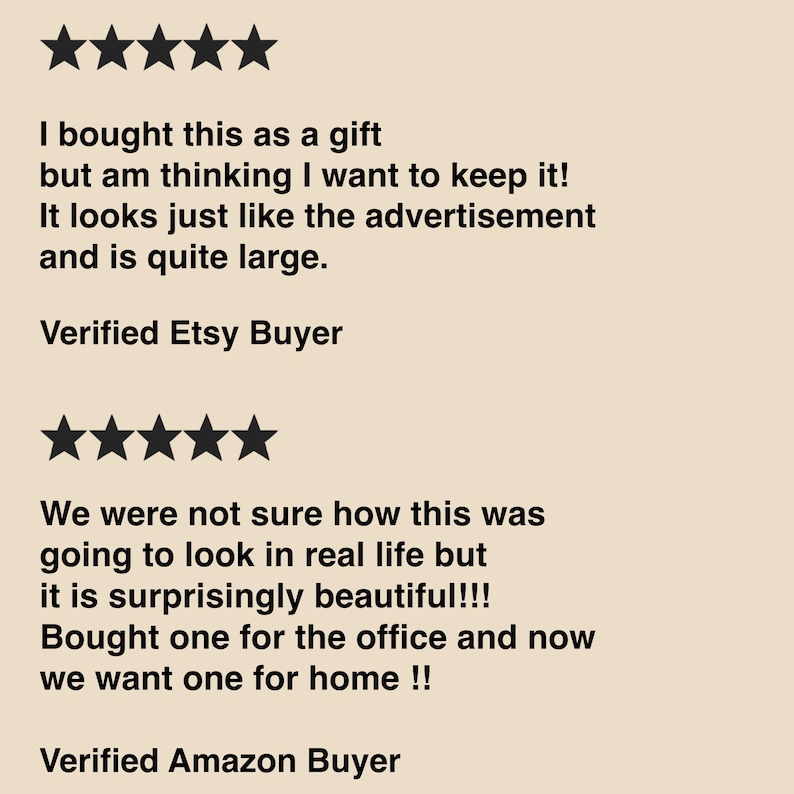 Puede incluir: Fondo beige con dos rese&ntilde;as de clientes y valoraciones por estrellas. La primera rese&ntilde;a dice: "&iexcl;Compr&eacute; esto como regalo, pero estoy pensando en qued&aacute;rmelo! Se parece a la publicidad y es bastante grande". La segunda rese&ntilde;a dice: "&iexcl;No est&aacute;bamos seguros de c&oacute;mo se ver&iacute;a esto en la vida real, pero es sorprendentemente hermoso!!!"