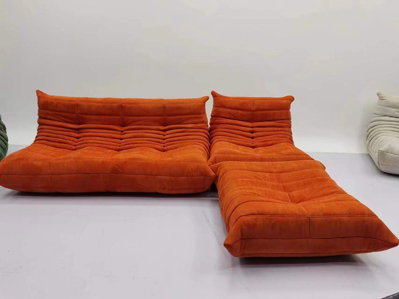 Togo Sofa Dupe von Ligne Roset Togo von Michel Ducaroy, Nachbildung eines modernen modularen Retro-Vintage-Sofas anpassbare Farben und Materialien Orange suede