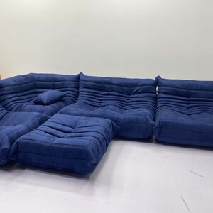 Togo Sofa Dupe von Ligne Roset Togo von Michel Ducaroy, Nachbildung eines modernen modularen Retro-Vintage-Sofas anpassbare Farben und Materialien Blue suede