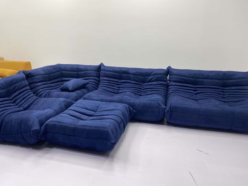 Togo Sofa Dupe von Ligne Roset Togo von Michel Ducaroy, Nachbildung eines modernen modularen Retro-Vintage-Sofas anpassbare Farben und Materialien Blue suede