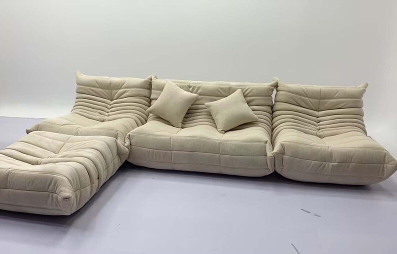 Togo Sofa Dupe von Ligne Roset Togo von Michel Ducaroy, Nachbildung eines modernen modularen Retro-Vintage-Sofas anpassbare Farben und Materialien Beige corduroy