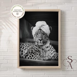 Art imprimable léopard dans le sauna, impression de panthère, noir et blanc, photographie vintage, art mural WC, enseigne de salle de bain, téléchargement numérique