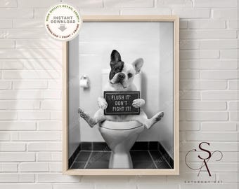 Könnte beinhalten: Ein Schwarzweißfoto eines französischen Bulldoggen, der auf einer Toilette sitzt, mit einem Schild, auf dem steht "Flush it, don't fight it!"