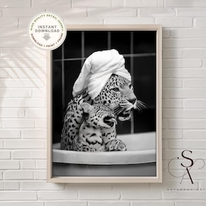 Art imprimable maman léopard et son ourson dans la baignoire, noir et blanc, photographie vintage, art mural WC, enseigne de salle de bain, téléchargement numérique