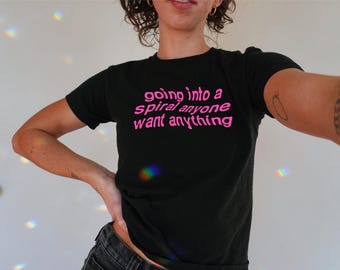 スパイラルベビーTシャツ、90年代/Y2Kスタイル、2000年代の美学、クロップドTシャツ、コケット、象徴的、アンヒンジド、面白いミームスローガン