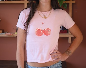 チェリーズ ベビーTシャツ、90年代/Y2Kスタイル、2000年代の美学、クロップドTシャツ、コケット、アイコニック、アンヒンジド、面白いグラフィック