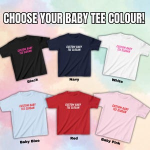 Peut inclure: Six t-shirts pour b&eacute;b&eacute; dans diff&eacute;rentes couleurs, y compris noir, marine, blanc, bleu b&eacute;b&eacute;, rouge et rose b&eacute;b&eacute;. Chaque t-shirt a le texte "CUSTOM BABY TEE SLOGAN" imprim&eacute; sur le devant en rose ou rouge.