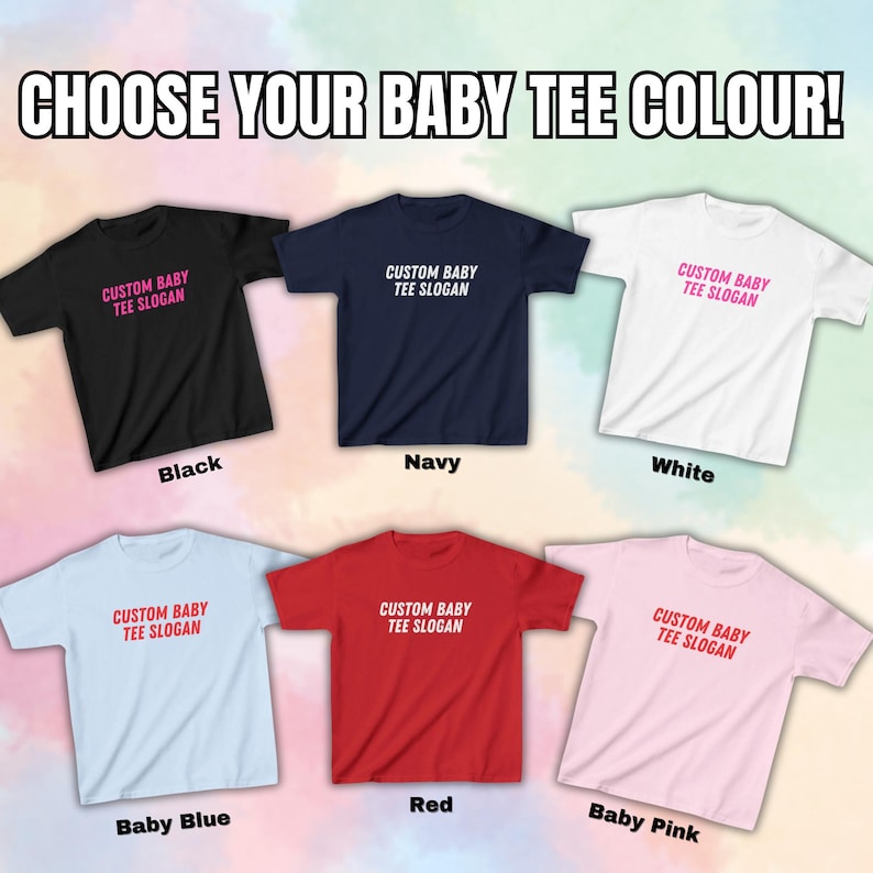 Peut inclure: Six t-shirts pour b&eacute;b&eacute; dans diff&eacute;rentes couleurs, y compris noir, marine, blanc, bleu b&eacute;b&eacute;, rouge et rose b&eacute;b&eacute;. Chaque t-shirt a le texte "CUSTOM BABY TEE SLOGAN" imprim&eacute; sur le devant en rose ou rouge.