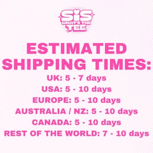 Peut inclure: Graphique rose avec le texte "Sis What's The Tee" et les d&eacute;lais de livraison estim&eacute;s pour diff&eacute;rents pays. Royaume-Uni : 5 &agrave; 7 jours, &Eacute;tats-Unis : 5 &agrave; 10 jours, Europe : 5 &agrave; 10 jours, Australie/Nouvelle-Z&eacute;lande : 5 &agrave; 10 jours, Canada : 5 &agrave; 10 jours, Reste du monde : 7 &agrave; 10 jours.