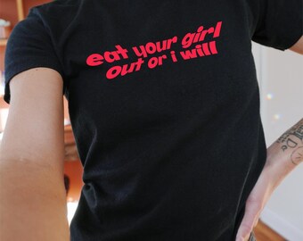 Eat Your Girl Out baby-T-shirt, jaren 90 / Y2K-stijl, esthetiek uit de jaren 2000, bijgesneden T-shirt, coquette, iconisch, losgeslagen, grappige meme-slogan