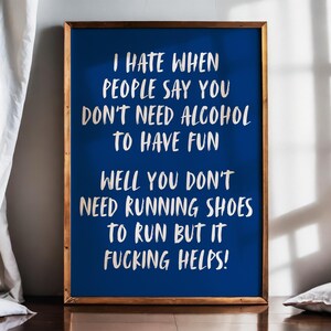 走るのにランニングシューズは必要ないけど、あるとすごく役立つ。面白い飲酒ホームデコレーション、バーアート、アルコールに関する楽しい名言、失礼なキッチンウォールアートプリント