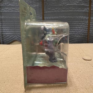 以下が含まれることがあります： ファンタジーまたはサイエンスフィクションの物語のキャラクターの小さな詳細なアクションフィギュアが、透明なプラスチック製のブリスターパックに入っています。フィギュアはダイナミックなアクションポーズでポーズをとっており、パッケージは透明なので、フィギュアを良く見ることができます。