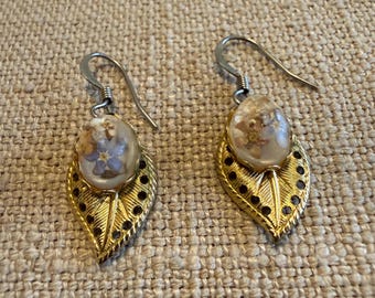 Unique Vintage Gold Leave Dangle Drop Earrings With Flowers In Resin/pressed Flowers