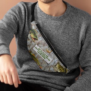 Fischen: "Bass Fischer Träume" Fanny Pack, Perfekt für Outdoor Abenteuer, Geschenk für Fischer, Ausflüge & Besorgungen, Unisex, Fischhaken/Geld