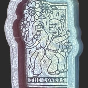 Molde de silicona con la carta del tarot de los amantes Homer y Marge para derretir cera, resina y alimentos aptos