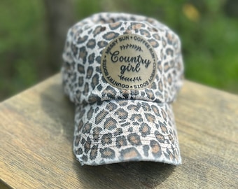 Casquette camionneur vieillie à imprimé léopard pour fille de la campagne avec écusson gravé en similicuir. Course de café en désordre !