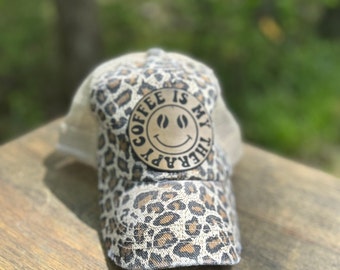 Casquette trucker vieillie Coffee is my Therapy à imprimé léopard et écusson gravé en similicuir. Jolie casquette Coffee.